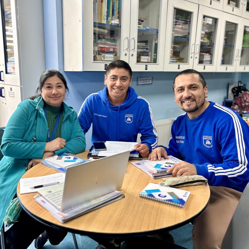 Equipo de trabajo en una sesión de capacitación de CADESEM